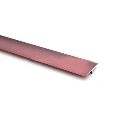 T forma la tira de transición de aluminio para el ajuste de la teja entre el piso de madera