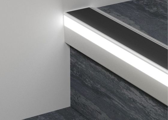 Las tiras antideslizantes llevadas de la escalera de la aleación de aluminio crean un efecto visual hermoso