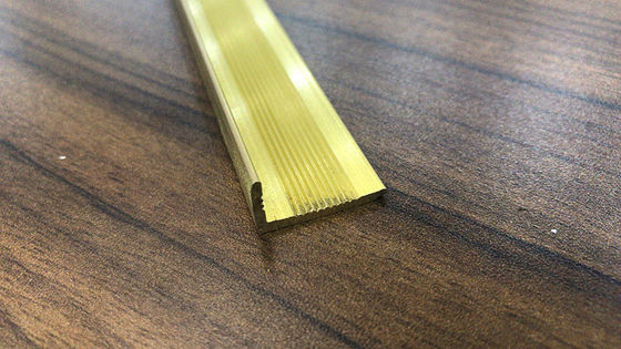 Ajuste moderno de cobre amarillo decorativo de la baldosa del humor de la decoración interior de la tira 3m m
