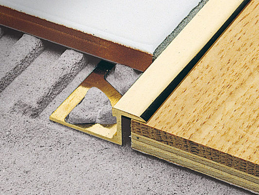 La tira de afilamiento de cobre amarillo lujosa de la decoración interior cepilló el ajuste de cobre amarillo 10m m de la teja