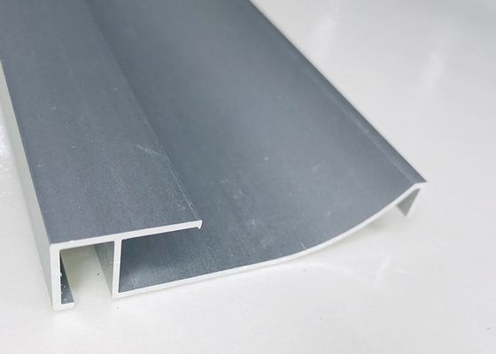 El tablero que bordeaba del perfil de aluminio de la protuberancia llevó las luces TUV