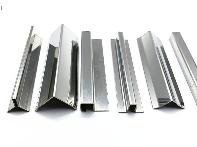 Dentro del ajuste Bullnose de acero inoxidable los 2.5m del borde de la frontera del metal de la esquina