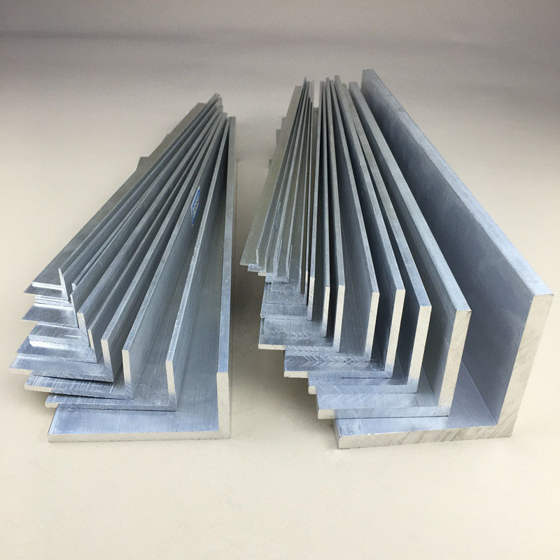 El extremo del ajuste de aluminio de la teja de las baldosas cerámicas y de las tiras de metal