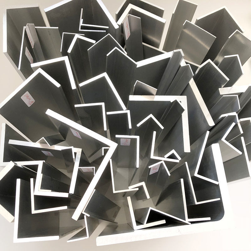 El extremo del ajuste de aluminio de la teja de las baldosas cerámicas y de las tiras de metal
