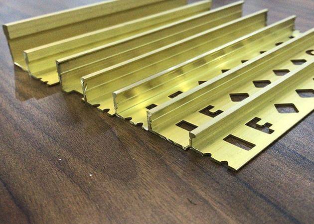 Ajuste de cobre amarillo del borde para la decoración de la baldosa cerámica de las tejas los 2.5m