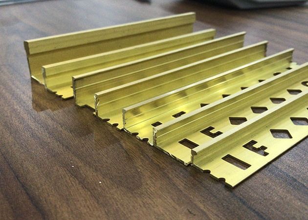 El ajuste de cobre amarillo decorativo del oro los 3.0m pela la decoración de los muebles