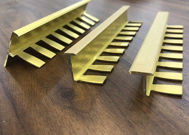 El ajuste de cobre amarillo decorativo del oro los 3.0m pela la decoración de los muebles