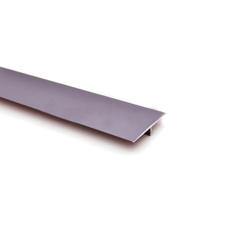 T forma la tira de transición de aluminio para el ajuste de la teja entre el piso de madera