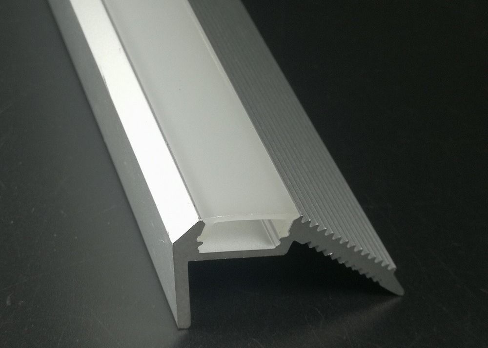 Las tiras antideslizantes llevadas de la escalera de la aleación de aluminio crean un efecto visual hermoso