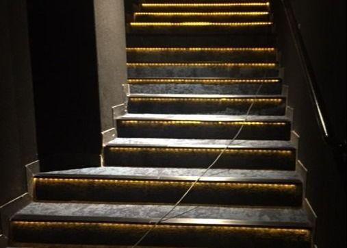 Las tiras antideslizantes llevadas de la escalera de la aleación de aluminio crean un efecto visual hermoso