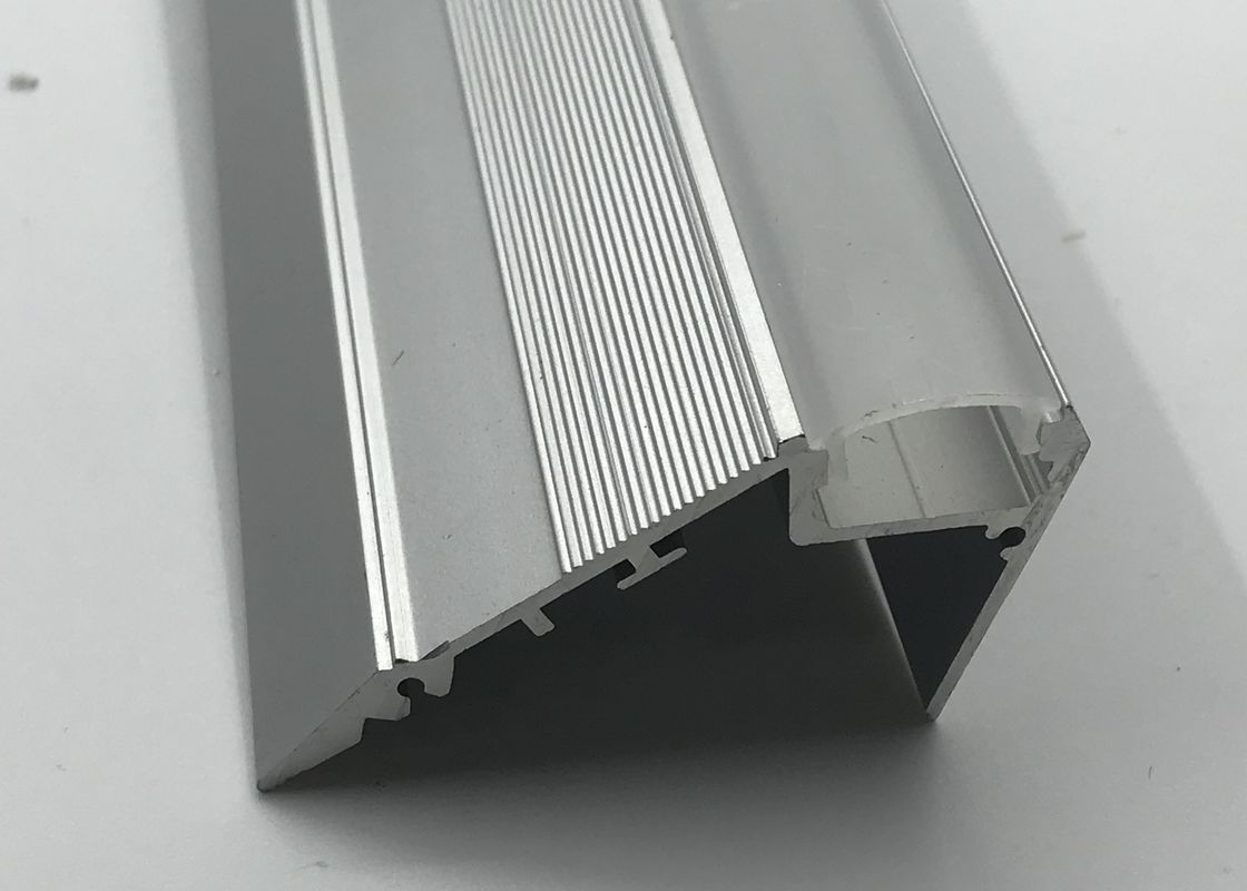 Las tiras antideslizantes llevadas de la escalera de la aleación de aluminio crean un efecto visual hermoso