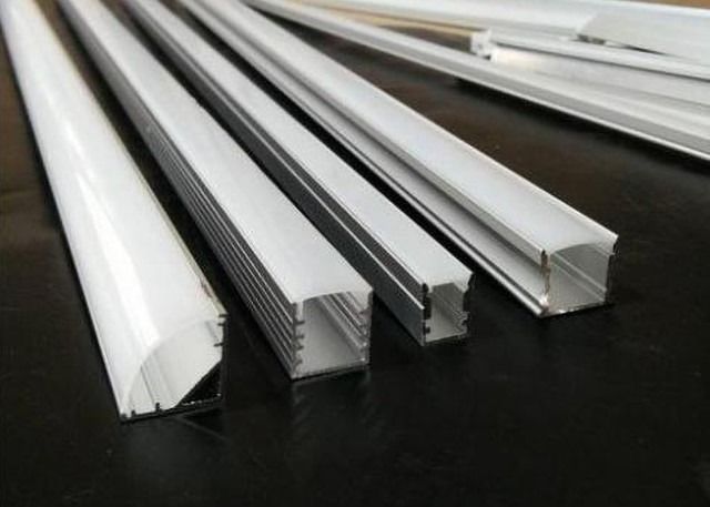 El TUV pulió el perfil de aluminio para la tira llevada 20m m