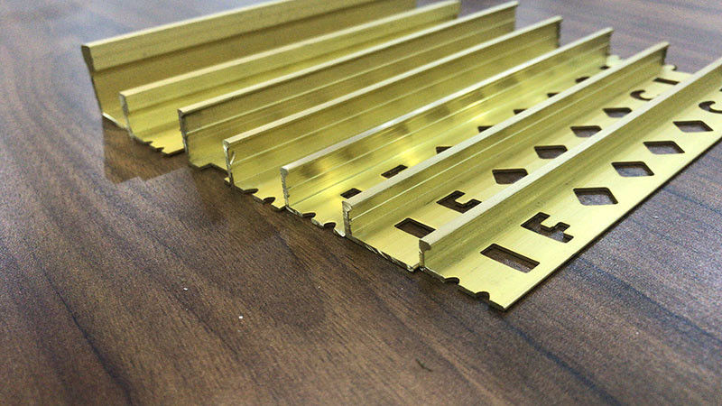Ajuste moderno de cobre amarillo decorativo de la baldosa del humor de la decoración interior de la tira 3m m