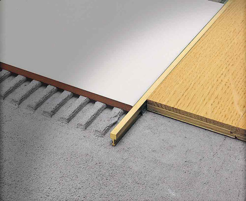 La tira de afilamiento de cobre amarillo lujosa de la decoración interior cepilló el ajuste de cobre amarillo 10m m de la teja
