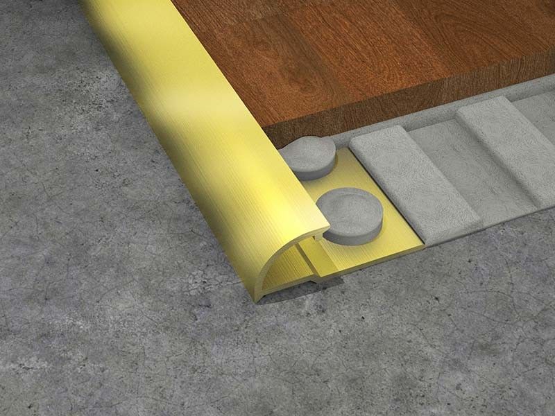 La teja de cobre amarillo del latón de la tira de transición del piso arregla el cierre de acabado del piso de madera de 8m m