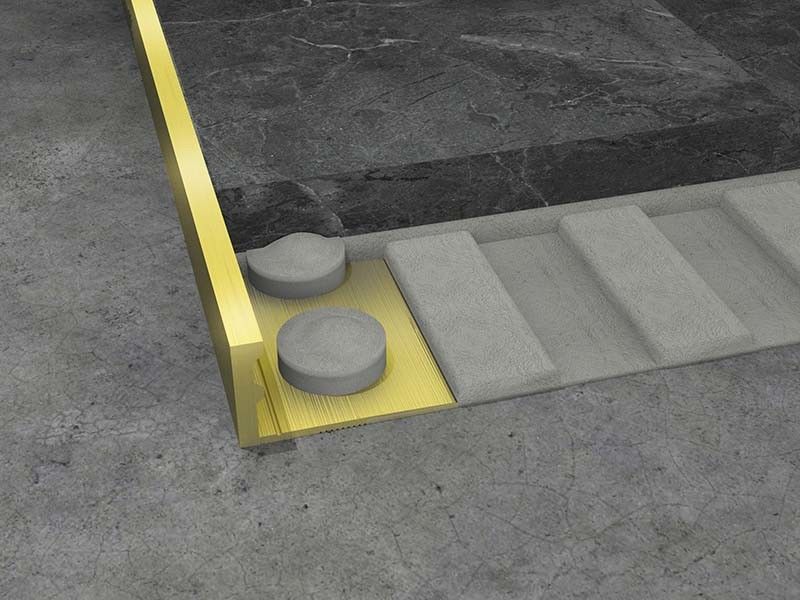 La teja de cobre amarillo del latón de la tira de transición del piso arregla el cierre de acabado del piso de madera de 8m m