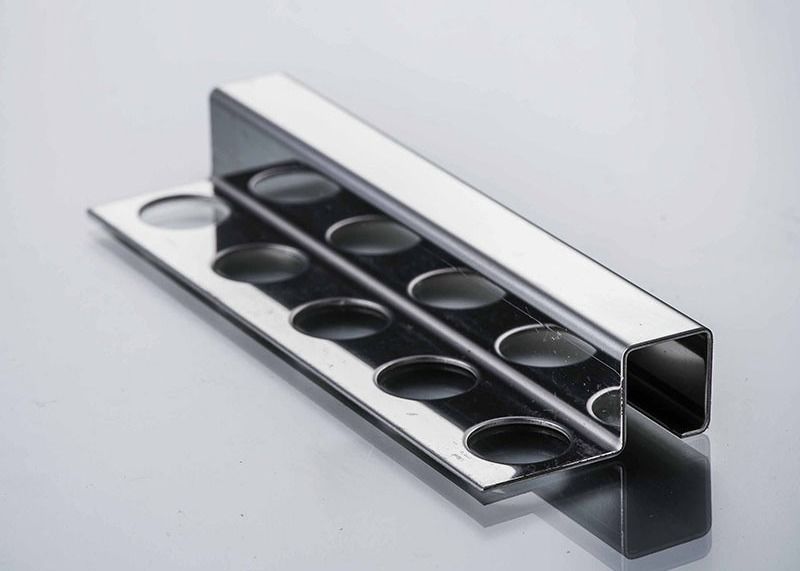 El TUV 10m m cepilló la línea de acero inoxidable de acero inoxidable del tablero de la falda del ajuste de la esquina