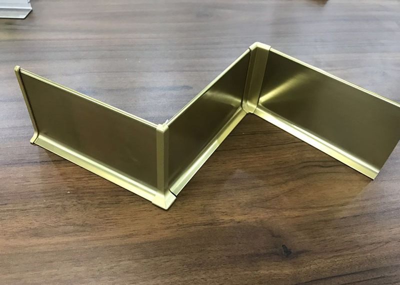 El clip de acero inoxidable de Waterpoof en el tablero que bordea del tablero que bordea teja el cuarto de baño