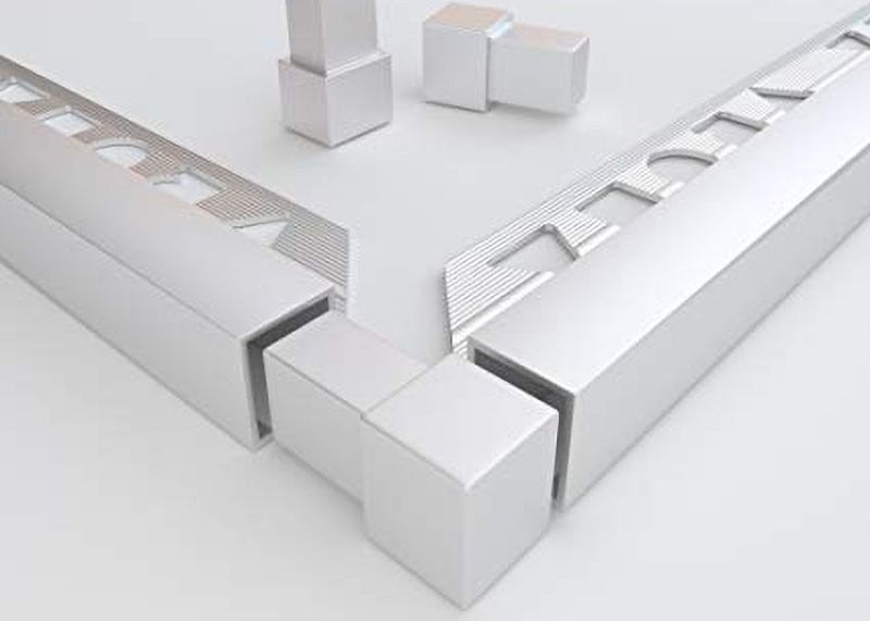 La teja del metal de la aleación de aluminio arregla el ajuste cuadrado de la esquina del borde de la teja de la decoración interior