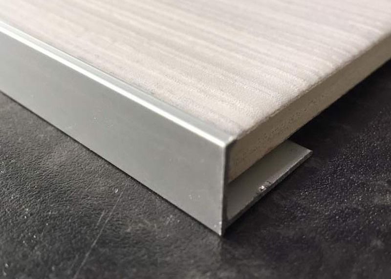 Perfiles de aluminio accesorios de la protuberancia de la teja del ODM del OEM de la fábrica del borde de la esquina de la teja decorativa del ajuste