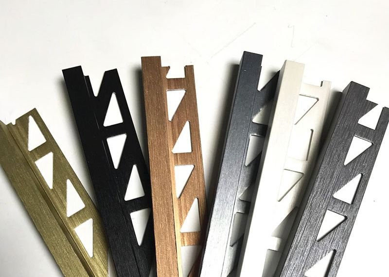Tiras de ajuste de aluminio del borde para el perfil de aluminio de la protuberancia de la esquina del borde de la teja
