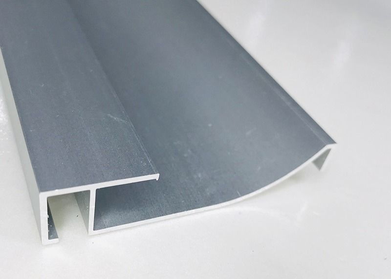 El tablero que bordeaba del perfil de aluminio de la protuberancia llevó las luces TUV
