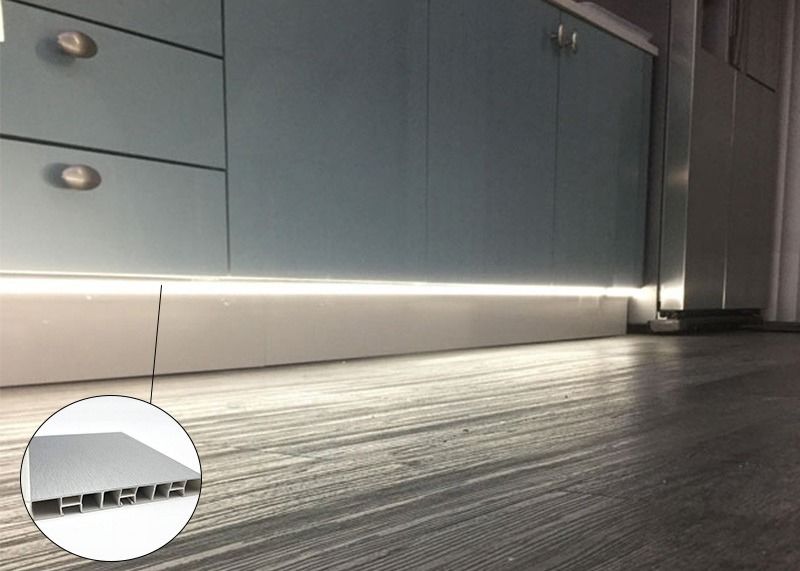 El tablero que bordeaba del perfil de aluminio de la protuberancia llevó las luces TUV
