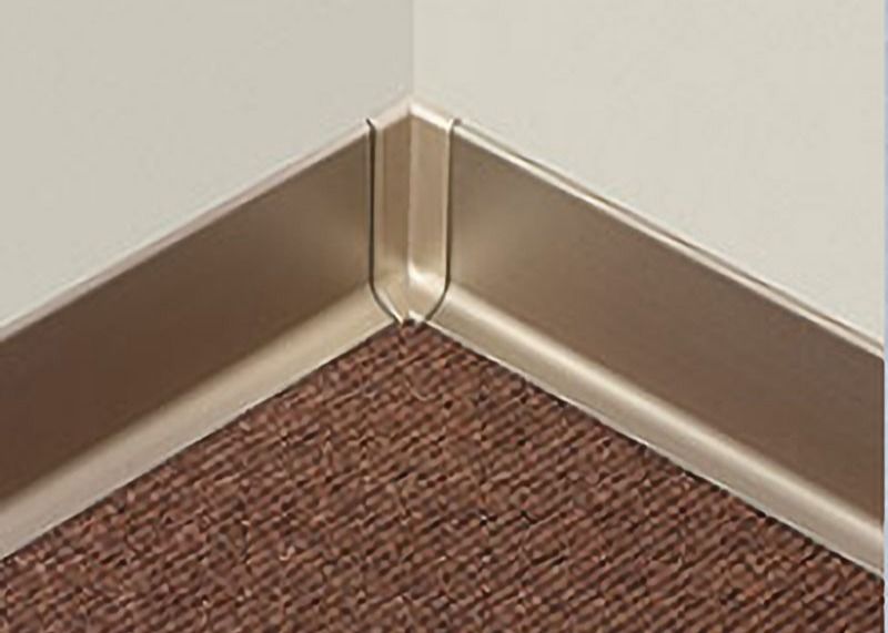 El perfil que bordeaba de aluminio de la protección de la base de pared anodizó