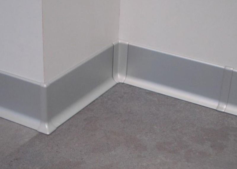El perfil que bordeaba de aluminio de la protección de la base de pared anodizó