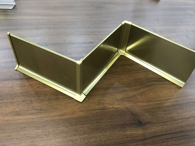 Línea de aluminio rodapié del tablero que bordea del cuarto de baño