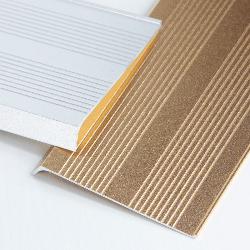 Tablero que bordea de aluminio de plata cepillado 60m m para la protección de borde de la pared