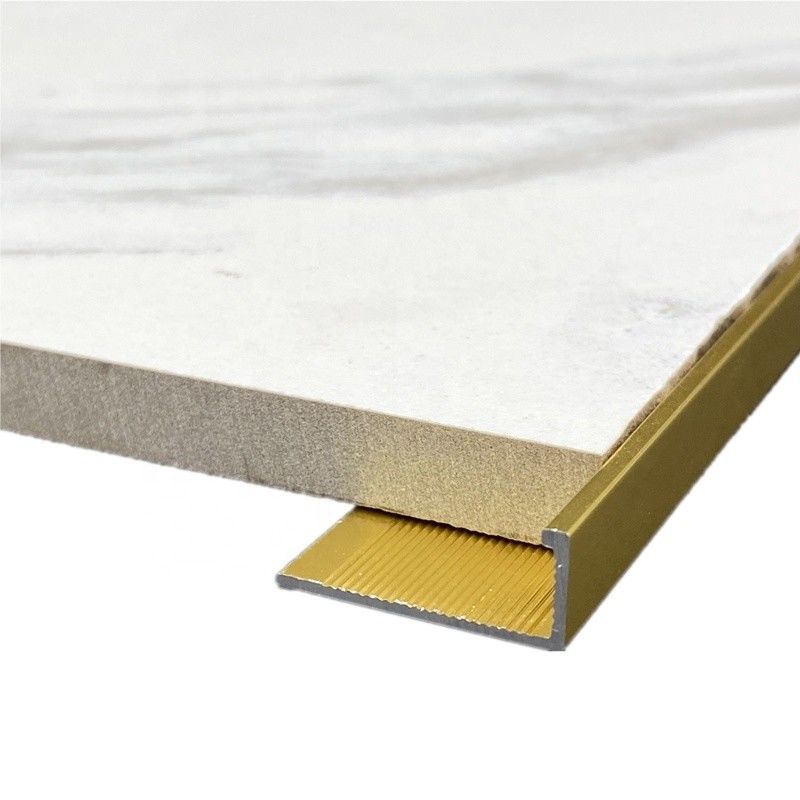 L forma la tira de transición de la esquina de cerámica de cobre amarillo del protector de borde del ajuste los 3.0m de la teja